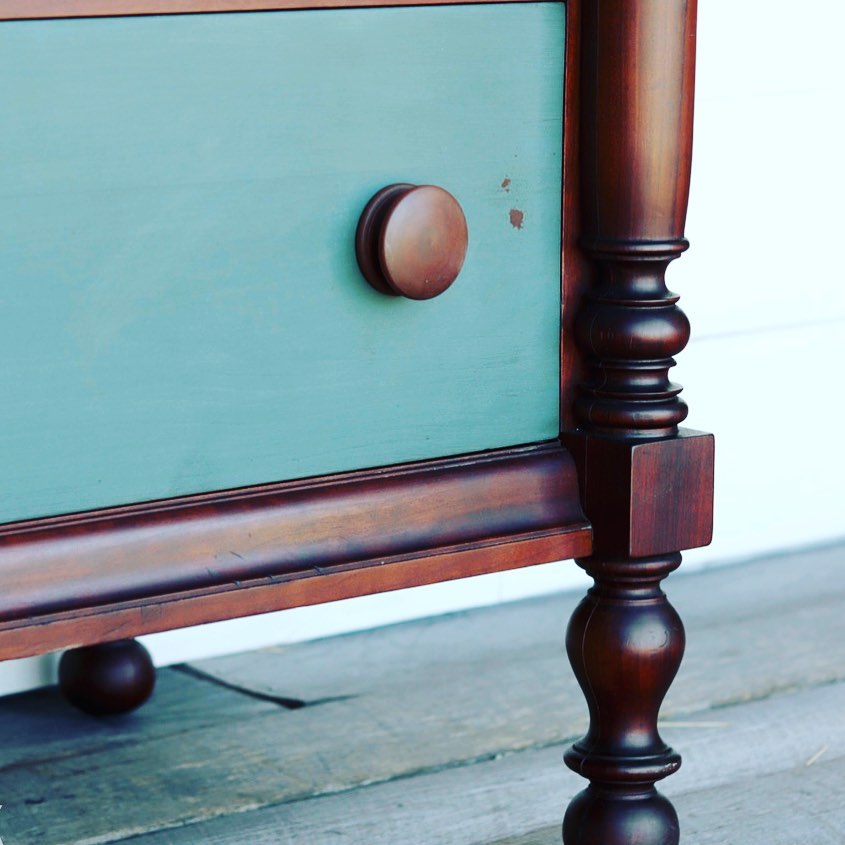#realmilkpaintco#молочныекраски#тунговоемасло#экологическичистыекраски#реставрациямебели#производствомебели Как же красиво получилось. А вы знали, что настоящая молочная краска совместима со многими видами поверхностей, включая сырое дерево, металл, штукатурку, бетон, гипсокартон, и многие другие... Вам нравится? Если совместить с воском или глазурью получится потрясающий вид и эффект.